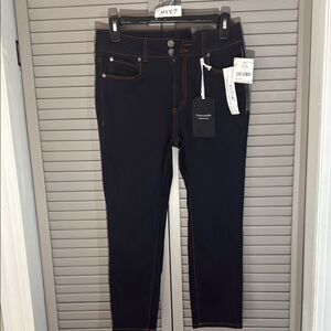 Tahari Black Skinny Jeans with Sleek Fit